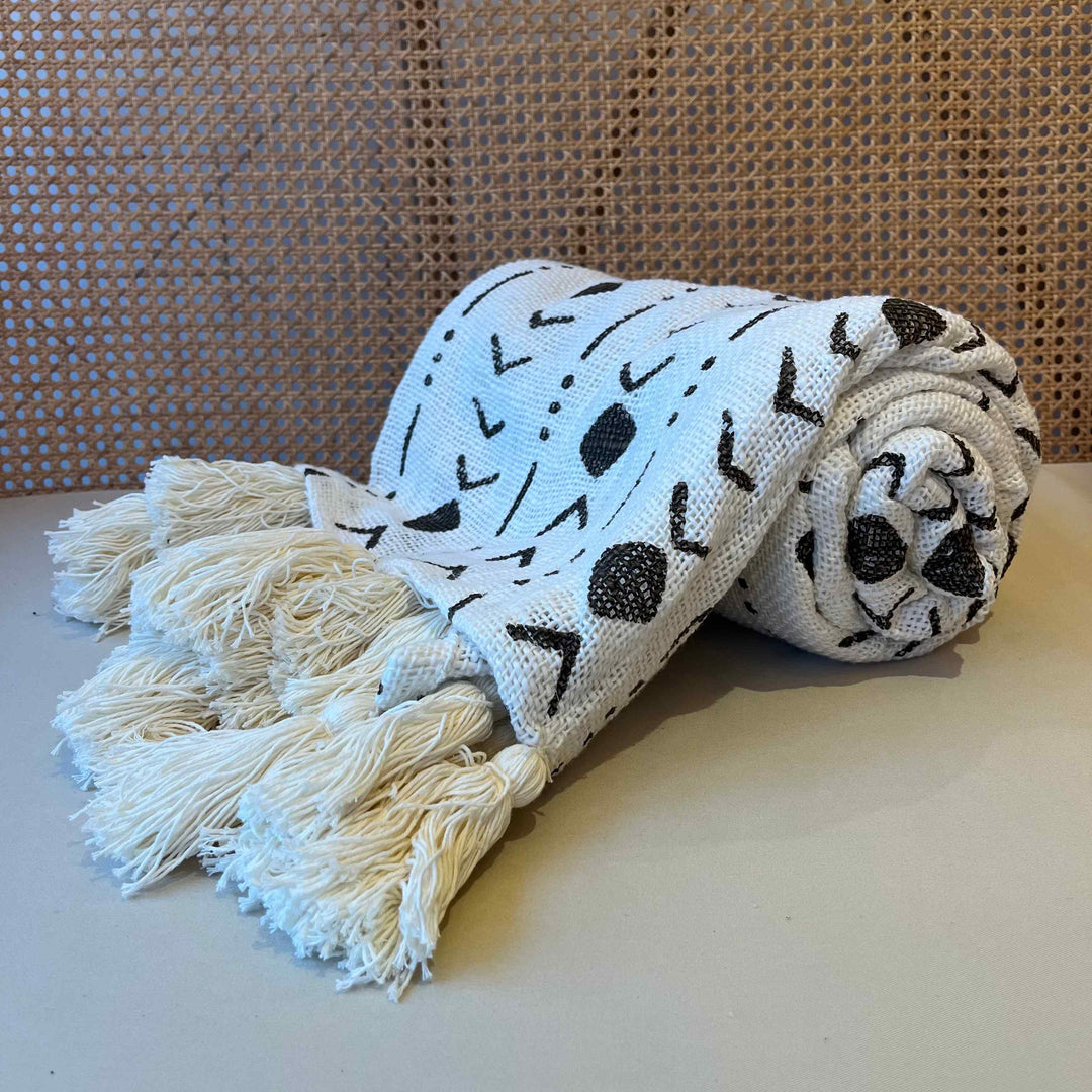 Manta em Linho Branco com Setas e 3 Pontos Pretos