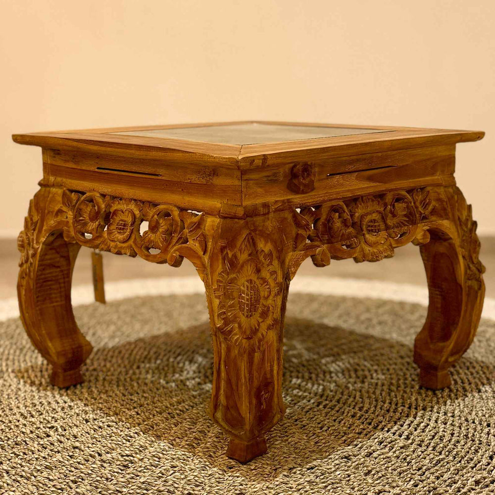 Mesa de canto esculpida em madeira 50x50 cor natural