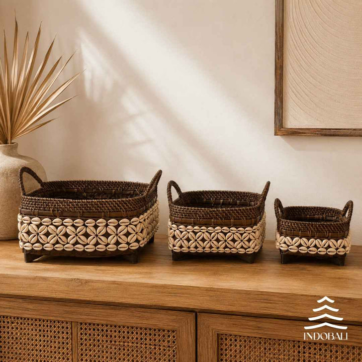 Cesta Marrom Escuro de Bambu com Búzios e Alça