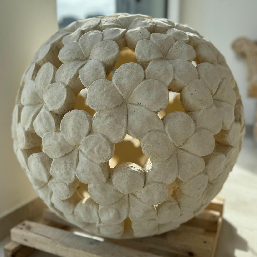 Luminária de Chão para Jardim Globo com Flores - Cimento Branco - IndoBali
