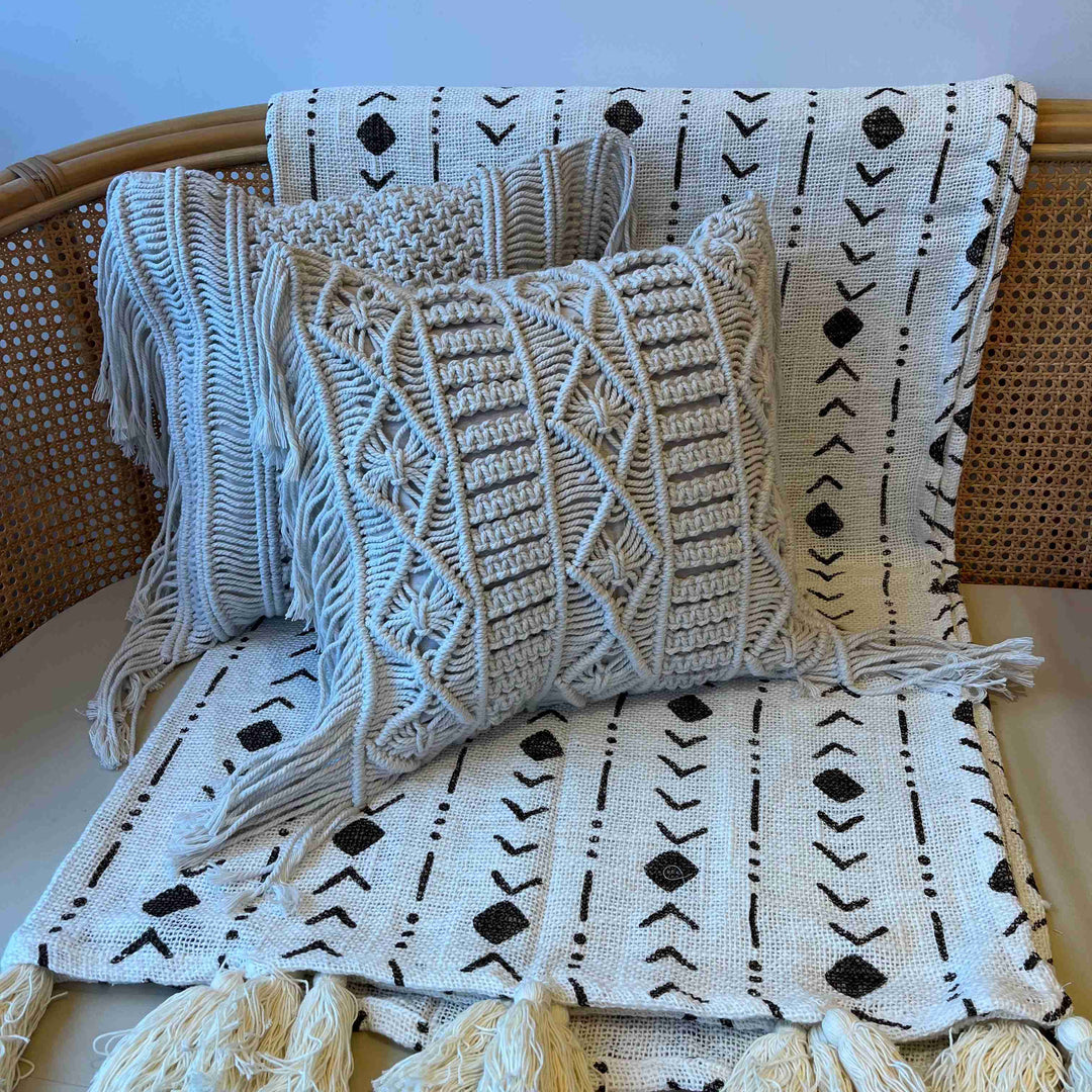 Manta em Linho Branco com Setas e 3 Pontos Pretos