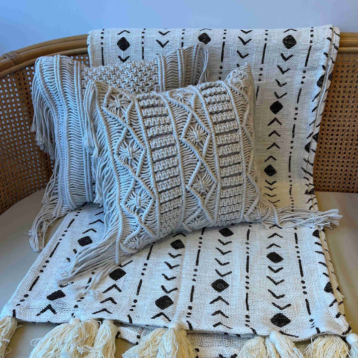 Manta em Linho Branco com Setas e 3 Pontos Pretos