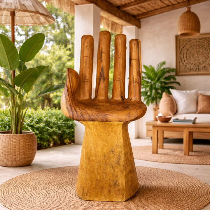 Cadeira de Madeira Formato de Mão