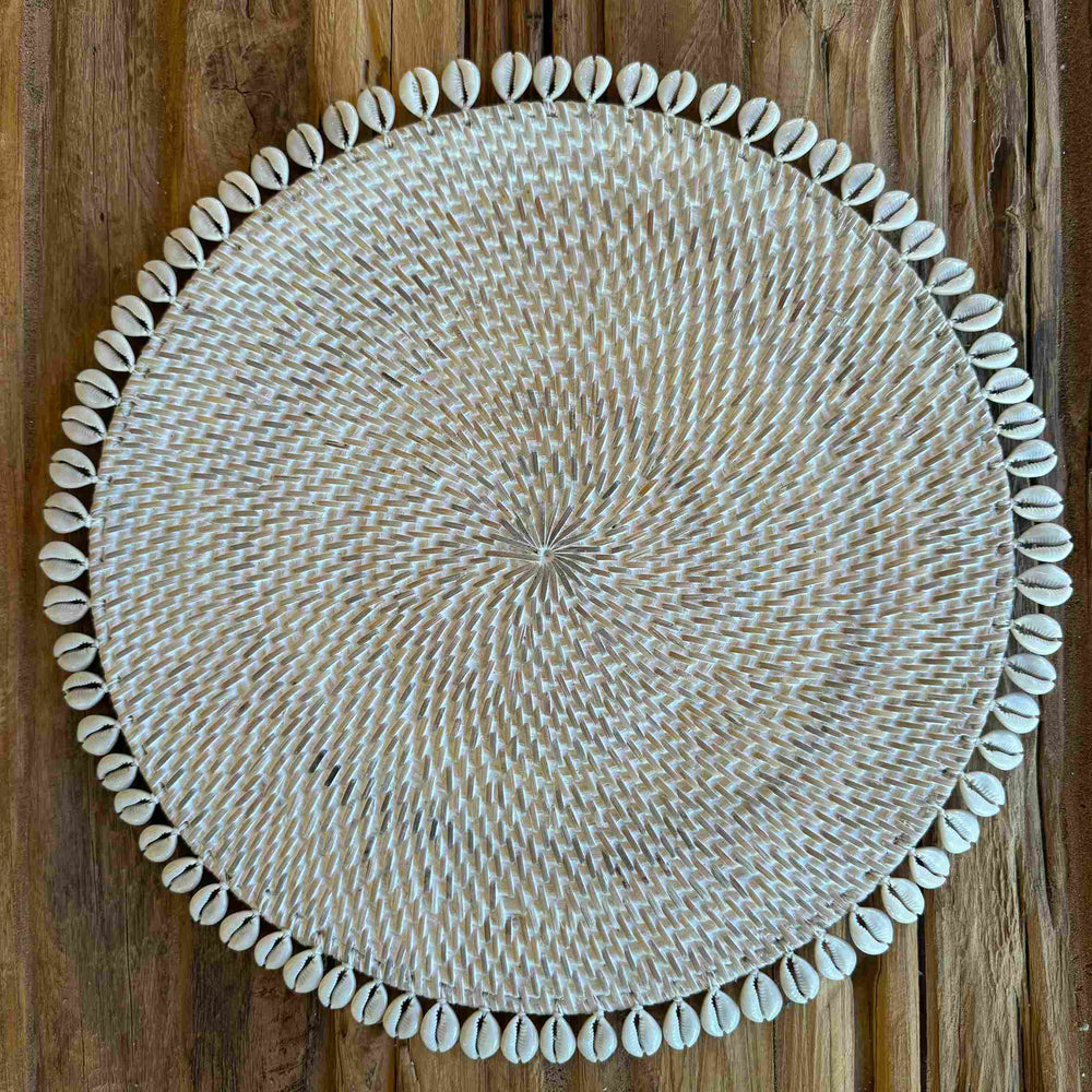 Sousplat Redondo com Búzios - Branco Rattan - IndoBali