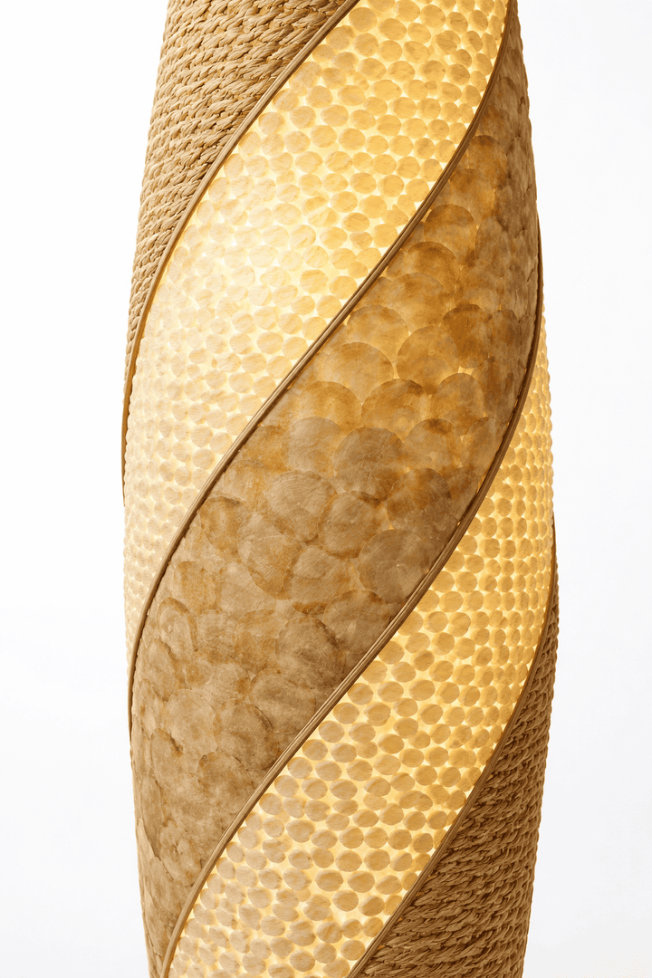 Luminária de Chão Listrada em Conchas