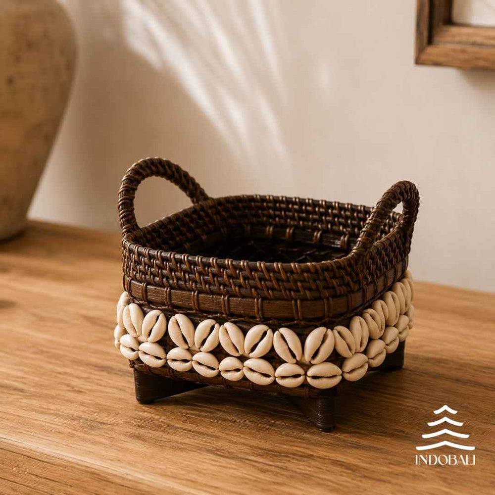 Cesta Marrom Escuro de Bambu com Búzios e Alça