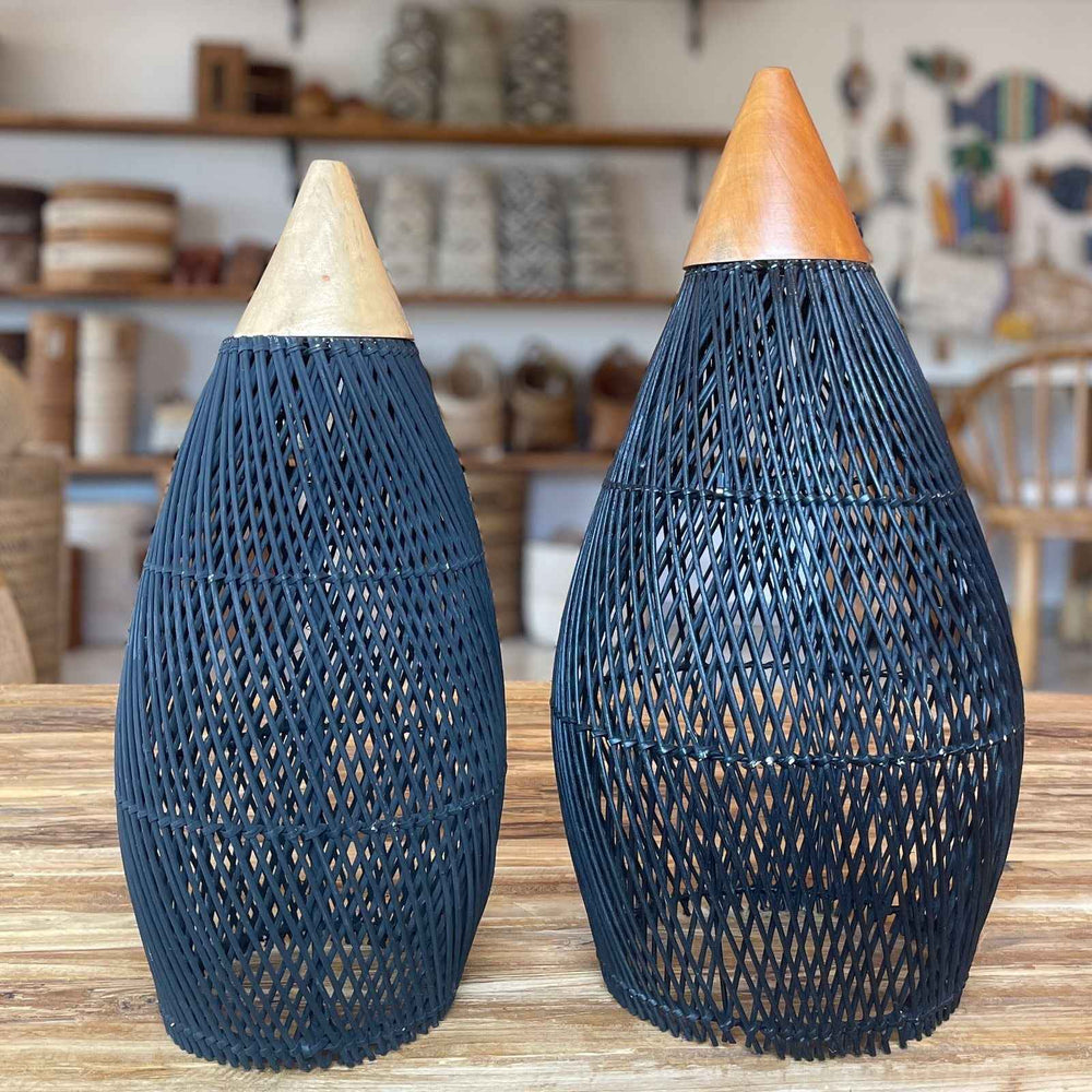 Luminária Rattan Preto Kuta com Base de Madeira