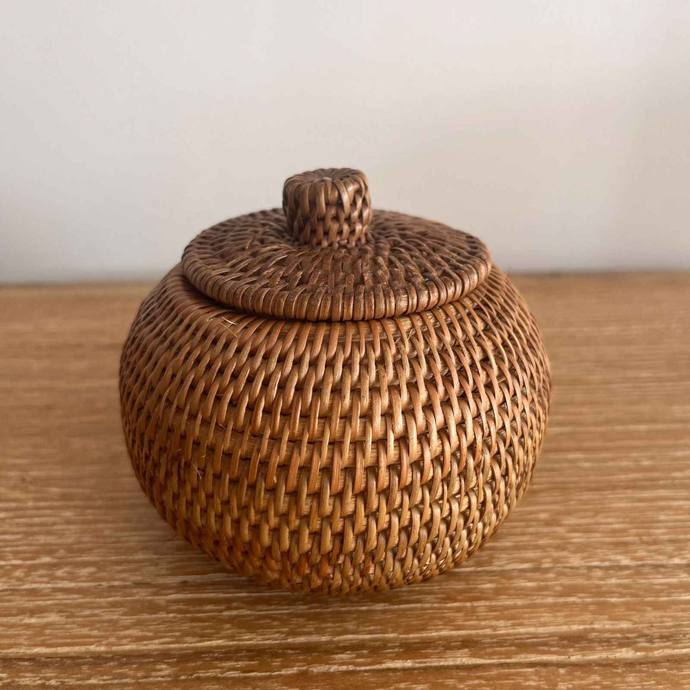 Cestinha de Rattan com Tampa Grass
