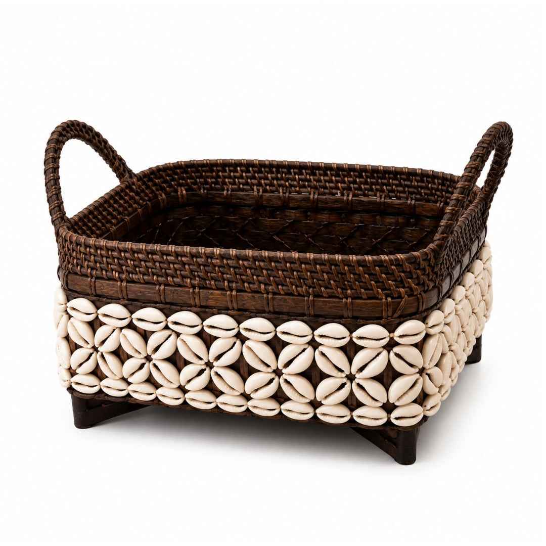 Cesta Marrom Escuro de Bambu com Búzios e Alça